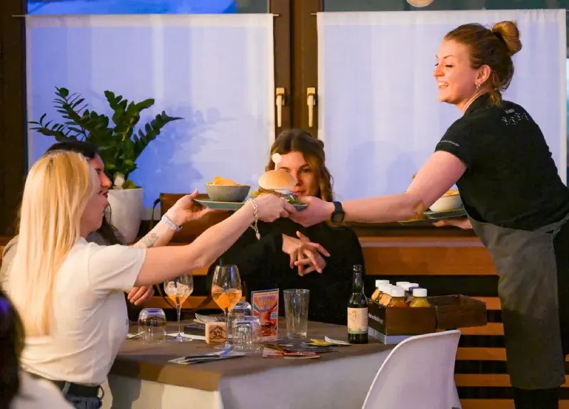 Chantal presenta le salse per i burger