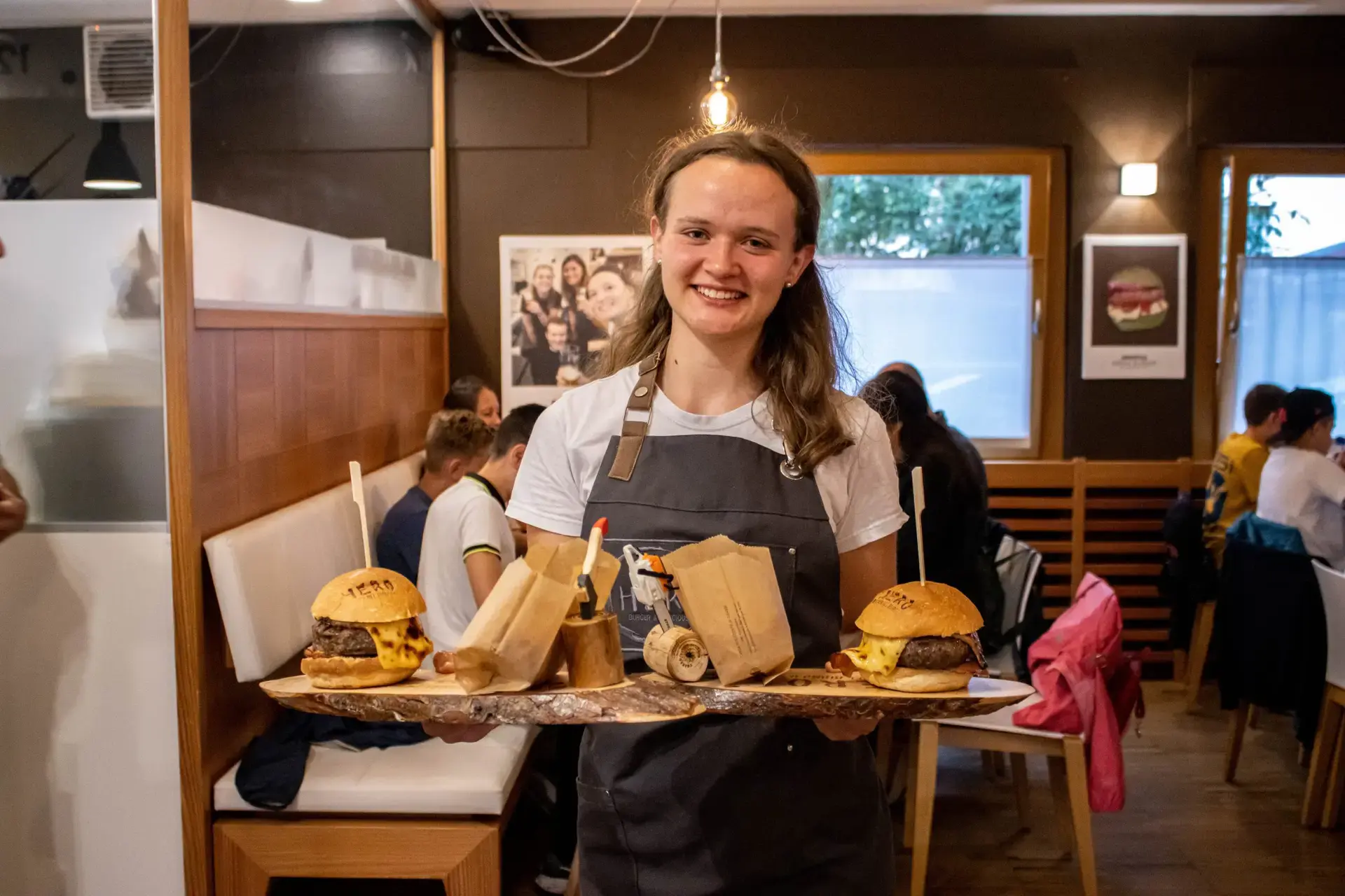 Sabrina serve dei deliziosi burger